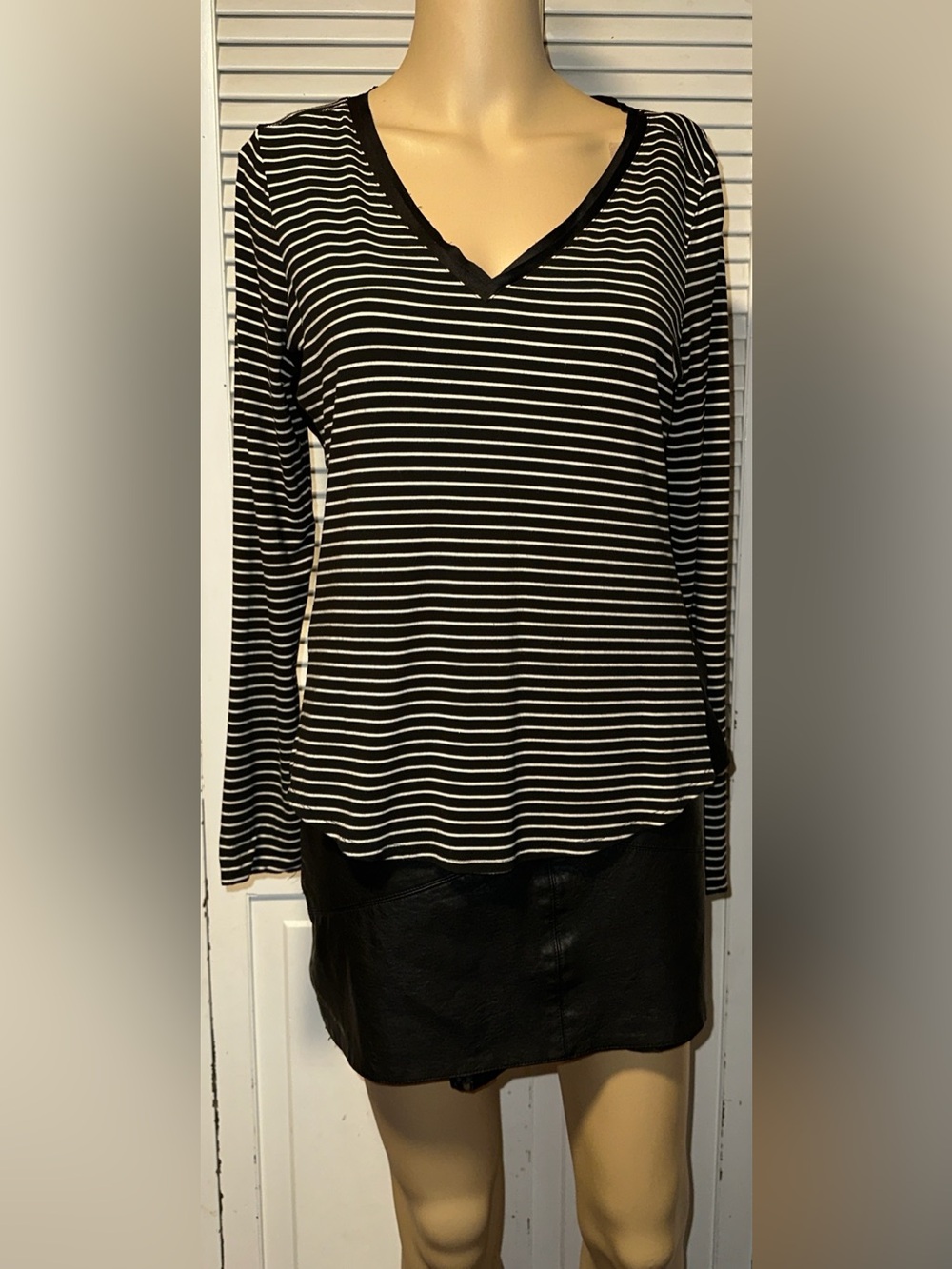 White House Black Market Black & White Striped V-neck Long Sleeve Top S